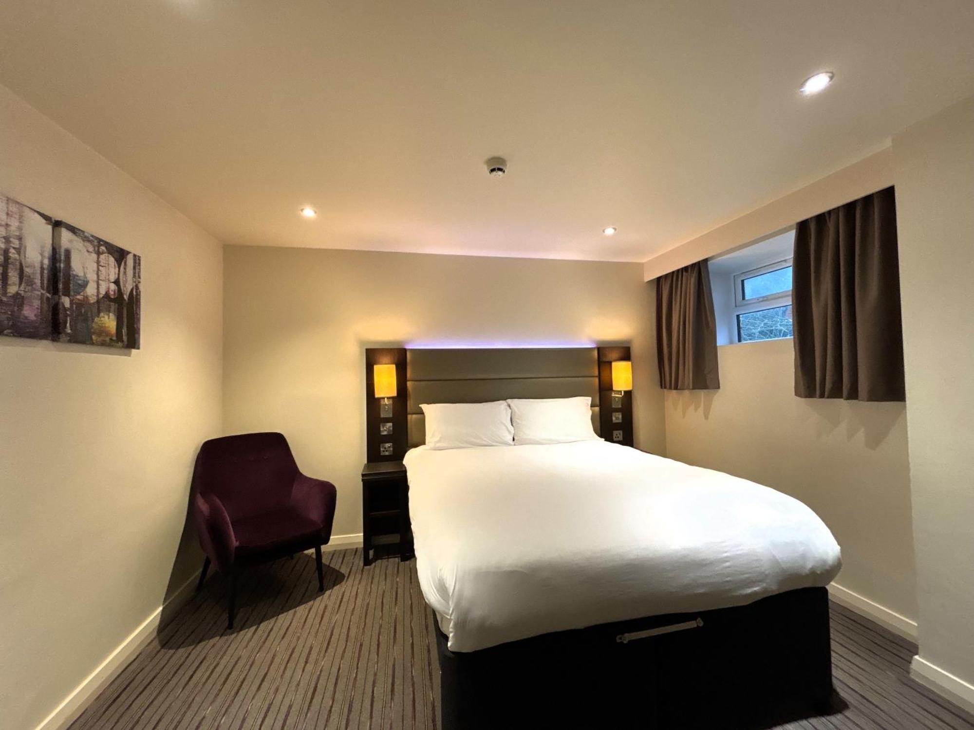 Premier Roomz Two Mills Ledsham  Exterior photo