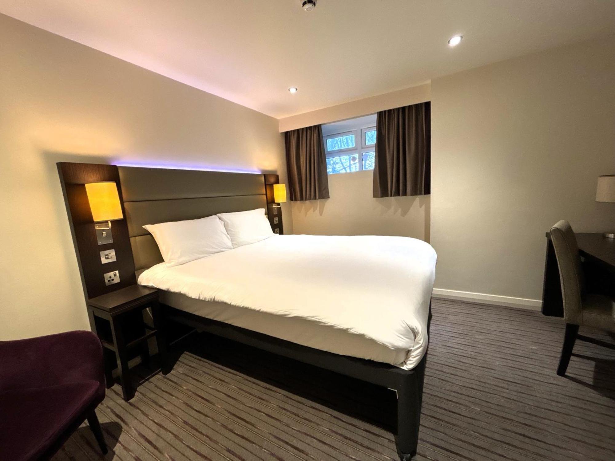 Premier Roomz Two Mills Ledsham  Exterior photo