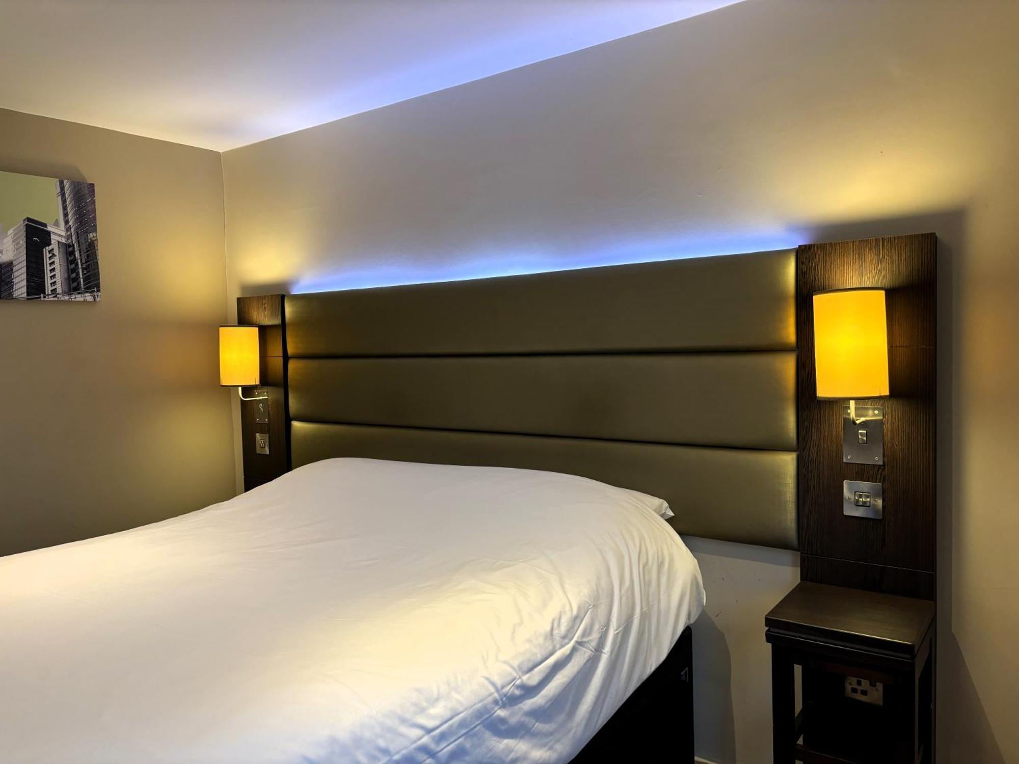 Premier Roomz Two Mills Ledsham  Exterior photo