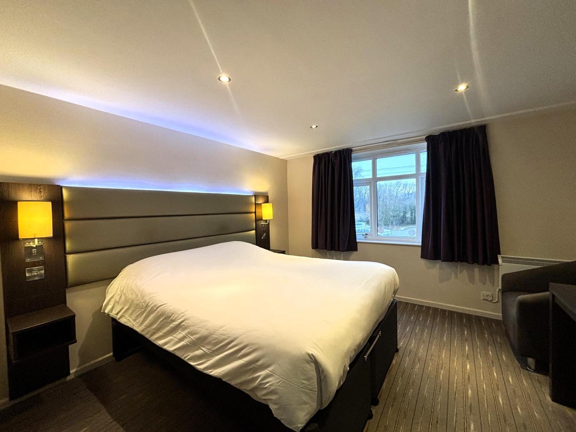 Premier Roomz Two Mills Ledsham  Exterior photo