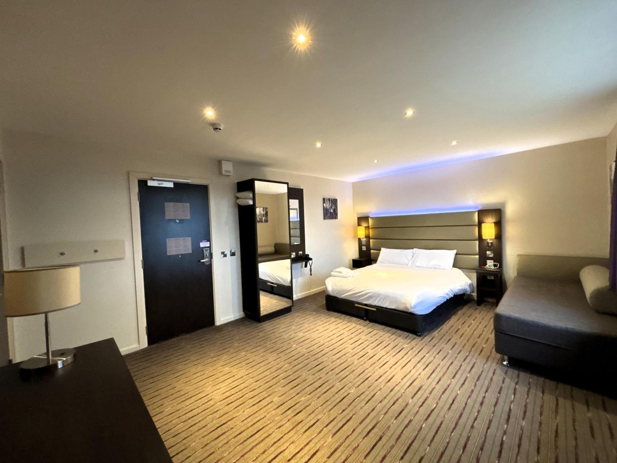 Premier Roomz Two Mills Ledsham  Exterior photo